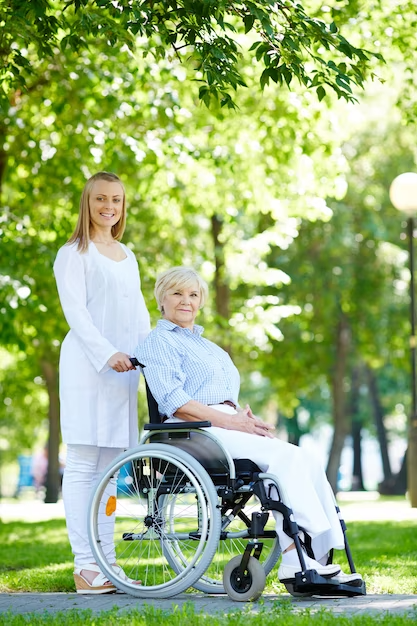 senior-femme-son-fournisseur-soins-plein-air_1098-2966 senior-femme-son-fournisseur-soins-plein-air_1098-2966
