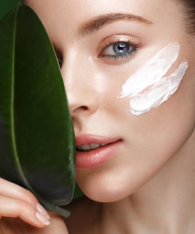 belle-fille-fraiche-creme-cosmetique-maquillage-naturel-du-visage-feuilles-vertes_151428-3180